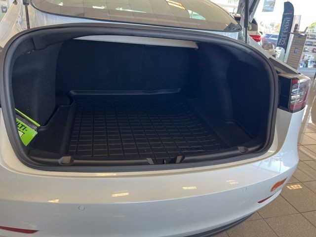 Tesla Model 3 Vehicle Full-screen Gallery Image 24