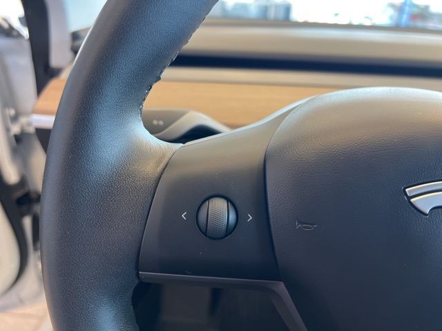 Tesla Model 3 Vehicle Full-screen Gallery Image 27