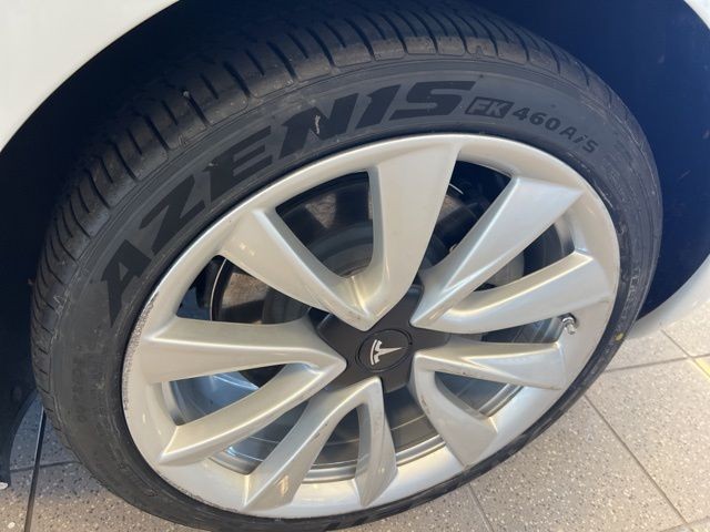 Tesla Model 3 Vehicle Full-screen Gallery Image 34