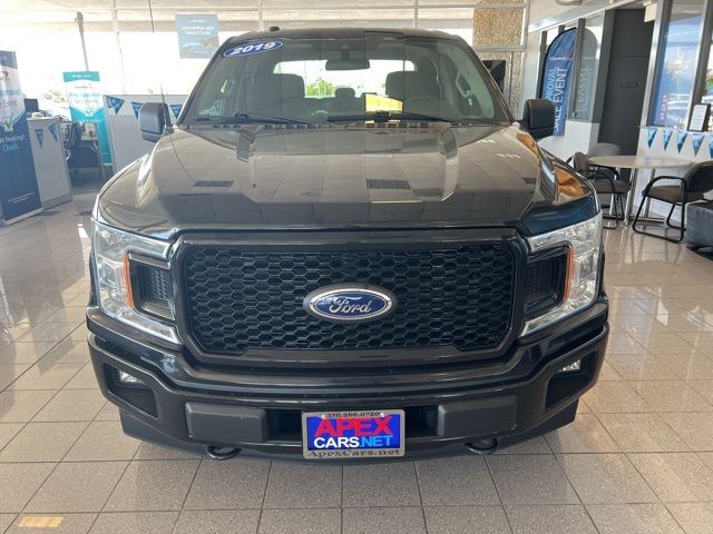 Ford F-150 Vehicle Full-screen Gallery Image 17