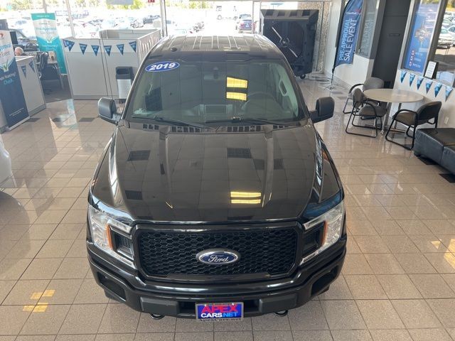 Ford F-150 Vehicle Full-screen Gallery Image 18