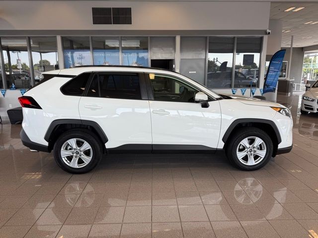 Toyota RAV4 Vehicle Full-screen Gallery Image 02