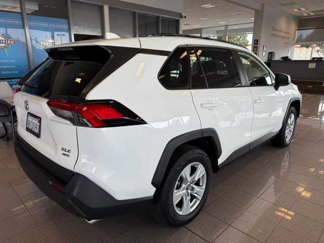 Toyota RAV4 Vehicle Full-screen Gallery Image 03