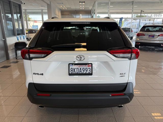 Toyota RAV4 Vehicle Full-screen Gallery Image 04