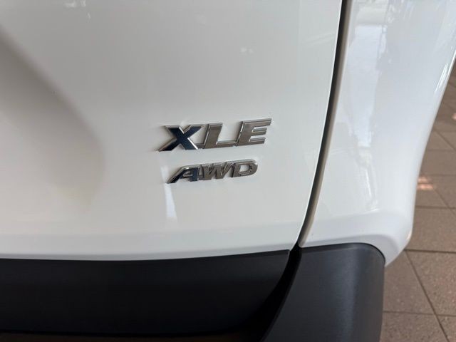 Toyota RAV4 Vehicle Full-screen Gallery Image 05