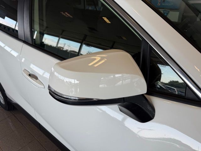 Toyota RAV4 Vehicle Full-screen Gallery Image 12