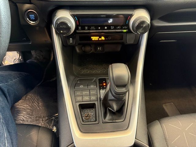 Toyota RAV4 Vehicle Full-screen Gallery Image 16