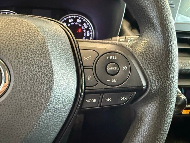 Toyota RAV4 Vehicle Full-screen Gallery Image 17