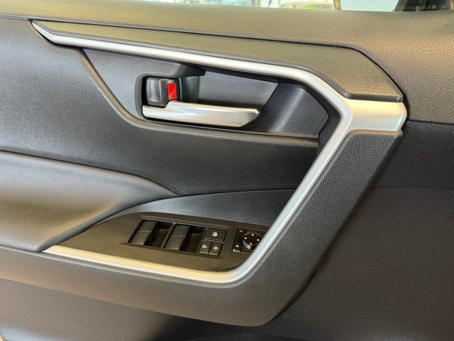 Toyota RAV4 Vehicle Full-screen Gallery Image 20