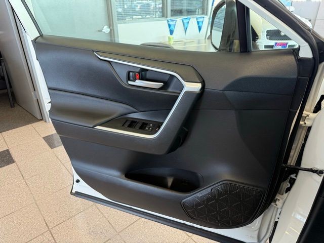 Toyota RAV4 Vehicle Full-screen Gallery Image 21