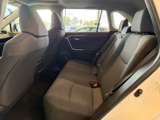 Toyota RAV4 Vehicle Full-screen Gallery Image 22