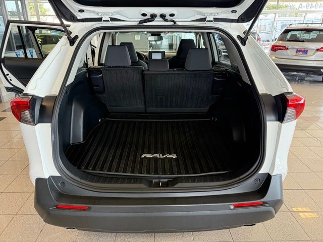 Toyota RAV4 Vehicle Full-screen Gallery Image 23