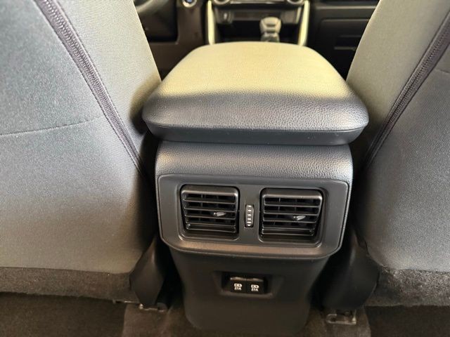 Toyota RAV4 Vehicle Full-screen Gallery Image 25