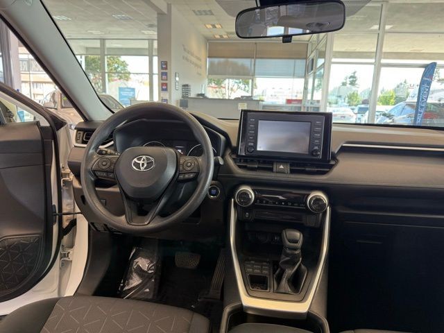 Toyota RAV4 Vehicle Full-screen Gallery Image 26