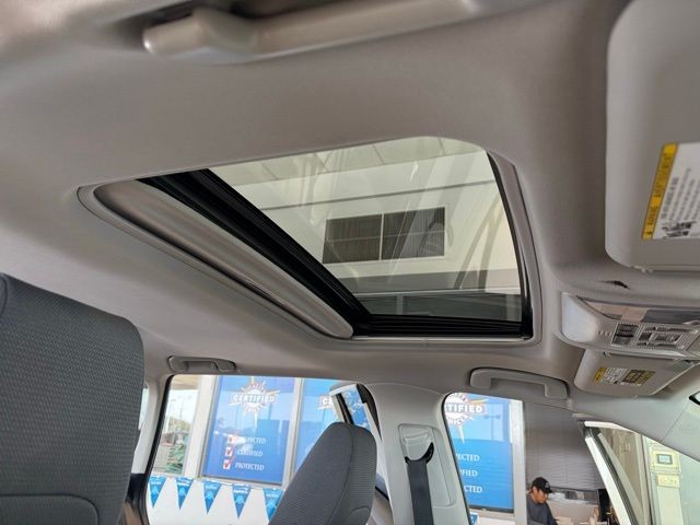 Toyota RAV4 Vehicle Full-screen Gallery Image 27