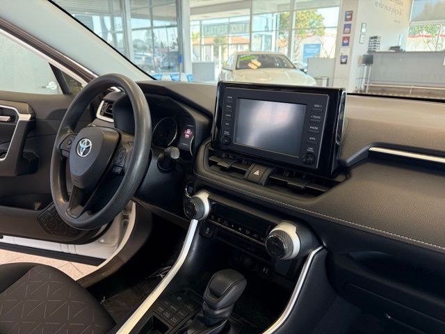 Toyota RAV4 Vehicle Full-screen Gallery Image 28