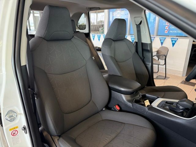 Toyota RAV4 Vehicle Full-screen Gallery Image 29