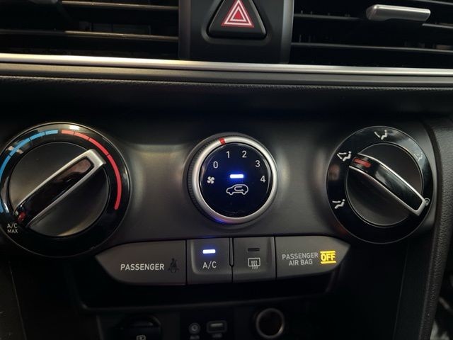 Hyundai Kona Vehicle Full-screen Gallery Image 29