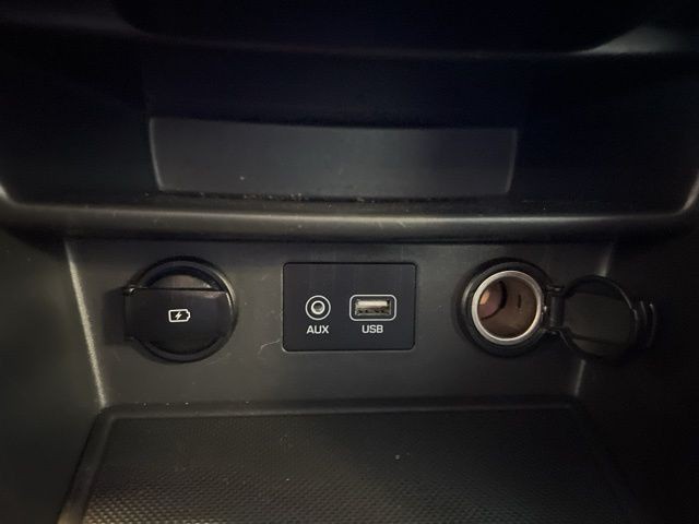 Hyundai Kona Vehicle Full-screen Gallery Image 30
