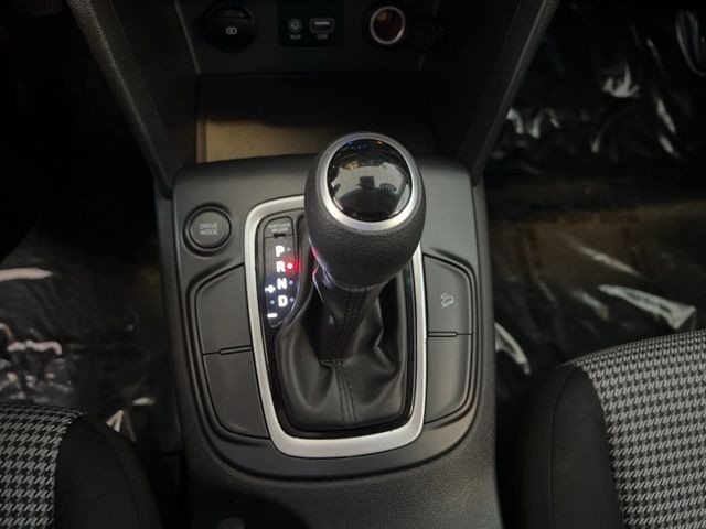 Hyundai Kona Vehicle Full-screen Gallery Image 31