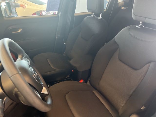 Jeep Renegade Vehicle Full-screen Gallery Image 21