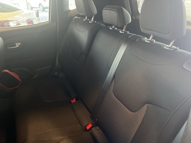 Jeep Renegade Vehicle Full-screen Gallery Image 22