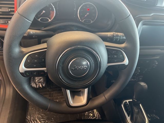 Jeep Renegade Vehicle Full-screen Gallery Image 24
