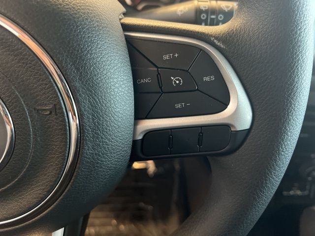 Jeep Renegade Vehicle Full-screen Gallery Image 26