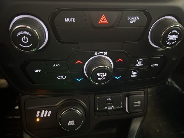Jeep Renegade Vehicle Full-screen Gallery Image 31