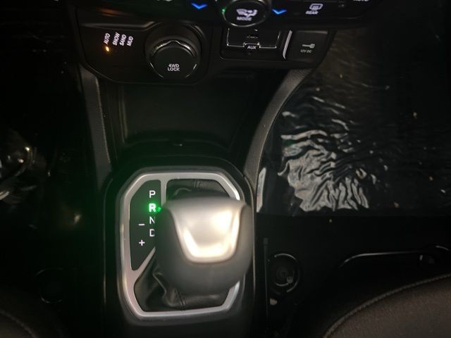 Jeep Renegade Vehicle Full-screen Gallery Image 32