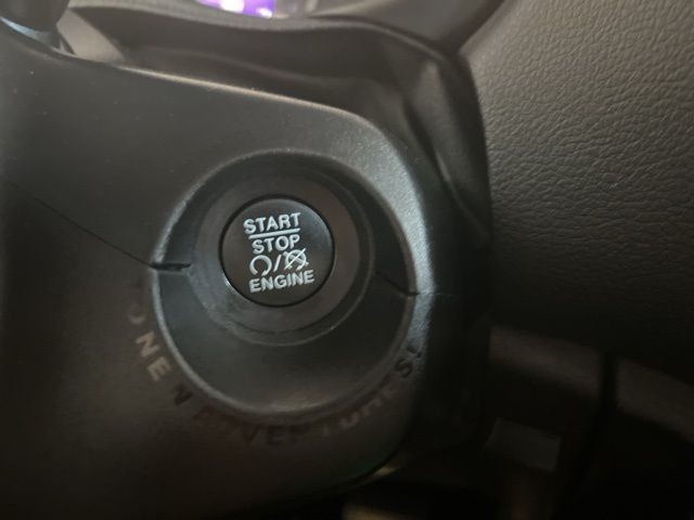 Jeep Renegade Vehicle Full-screen Gallery Image 33