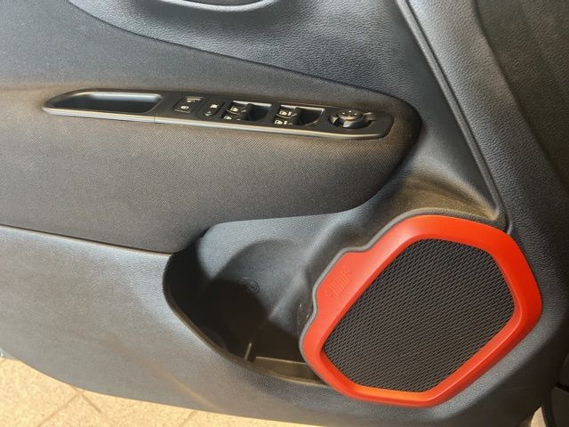 Jeep Renegade Vehicle Full-screen Gallery Image 35