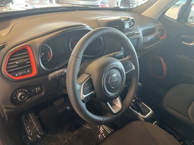 Jeep Renegade Vehicle Full-screen Gallery Image 36