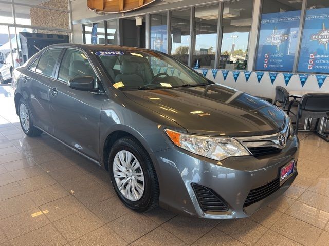 Toyota Camry Vehicle Full-screen Gallery Image 04