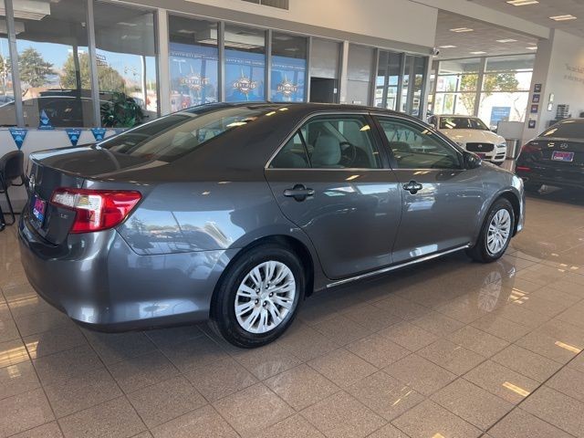 Toyota Camry Vehicle Full-screen Gallery Image 08