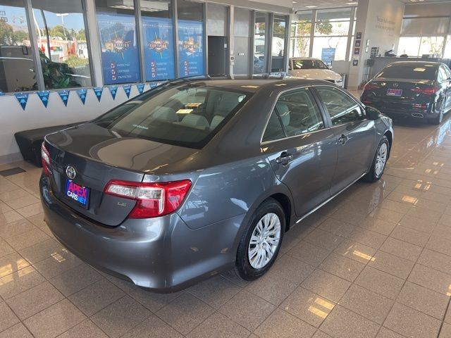 Toyota Camry Vehicle Full-screen Gallery Image 09