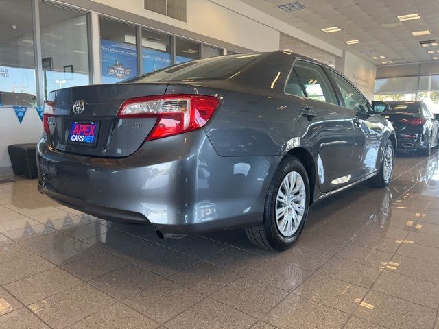 Toyota Camry Vehicle Full-screen Gallery Image 10