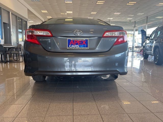 Toyota Camry Vehicle Full-screen Gallery Image 11