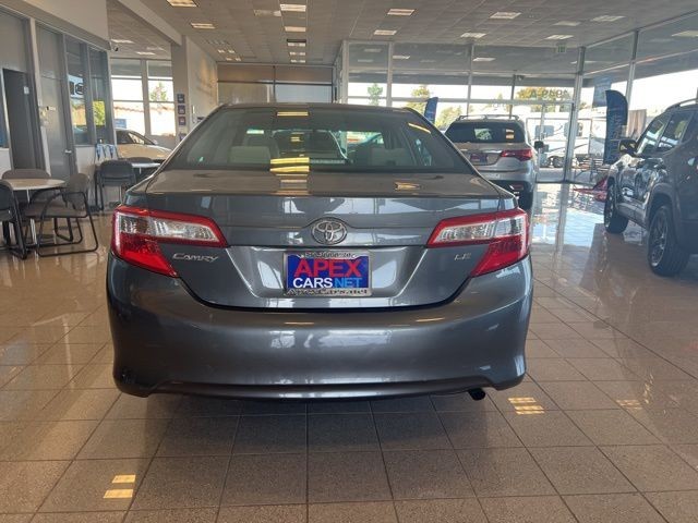 Toyota Camry Vehicle Full-screen Gallery Image 12