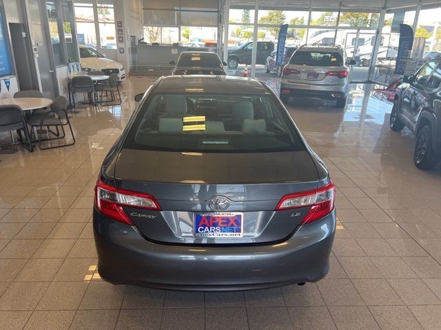 Toyota Camry Vehicle Full-screen Gallery Image 13