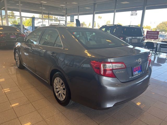 Toyota Camry Vehicle Full-screen Gallery Image 14