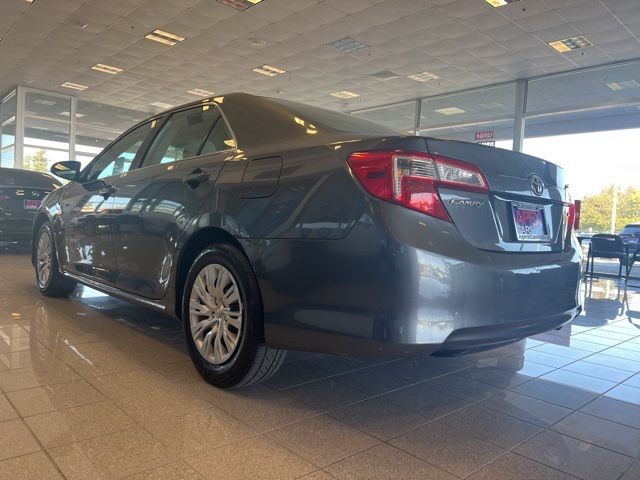Toyota Camry Vehicle Full-screen Gallery Image 15