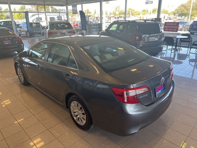 Toyota Camry Vehicle Full-screen Gallery Image 16