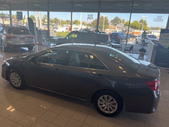 Toyota Camry Vehicle Full-screen Gallery Image 17