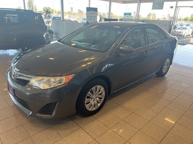 Toyota Camry Vehicle Full-screen Gallery Image 18