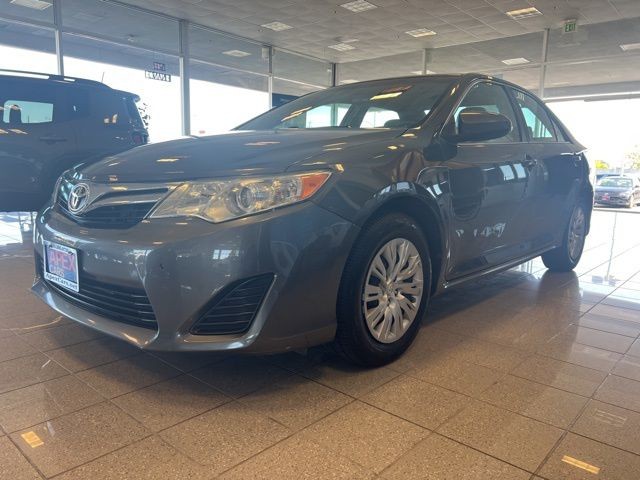 Toyota Camry Vehicle Full-screen Gallery Image 19