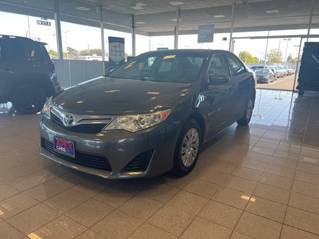Toyota Camry Vehicle Full-screen Gallery Image 20