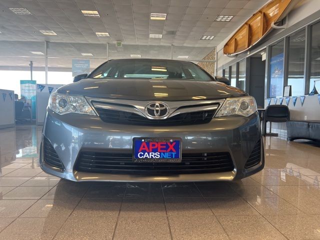 Toyota Camry Vehicle Full-screen Gallery Image 21