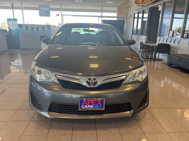 Toyota Camry Vehicle Full-screen Gallery Image 22