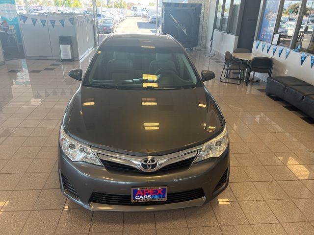Toyota Camry Vehicle Full-screen Gallery Image 23